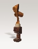 Brancusi – Serra : Constantin Brancusi, La Sorcière, 1916-24, Bois de noyer, 99,1 x 48 x 64,1 cm, socle : pierre calcaire, 14,9 x 28,6 cm, Solomon R. Guggenheim Museum, New York, 56.1448, socle : Chien de garde, 1916, bois de chêne, 73,7 x 38,6 x 36,8 cm, Solomon R. Guggenh