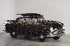 Big Brother, l’artiste face aux tyrans : Joana VASCONCELOS, War Games, 2011, voiture (modèle Morris Oxford Series VI), fusils en plastique, jouets en peluche et en plastique, LEDs, manettes électroniques. Courtesy Atelier Joanna Vasconcellos © Adagp Paris/Unidade Infinita Projectos, Lda 2011, an