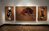 Jameel Prize : Hayv Kahraman. A gauche : Immigré 8. 2010, huile sur bois. Au centre : Asad Babil (Le Lion de Babylone).  2011, huile sur bois A droite : Immigré 1. 2010, huile sur bois. Autorisation de l’artiste.