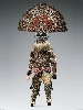 Mascarades et carnavals : Masque moshambwooy, Bois, tissu, cauris, perles, métal, plumes, poils et pigments, H. : 47 cm (masque) ; H. tot. : 246 cm, Musée royal de l’Afrique centrale, Tervuren, PHOTO STUDIO ROGER ASSELBERGHS, FRÉDÉRIC DEHAEN, MRAC TERVUREN © 