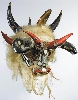 Mascarades et carnavals : Masque de Diable rouge, Créé par Georges Grangenois, en décembre 1997, Chanvre, casque de moto, cornes et queues de boeufs, fil électrique, grillage, mâchoire de requin, miroirs, plastique et pigments. H. : 69 cm, Collection particulière, © Archives Musée