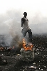 Nyaba Léon Ouedraogo – L’Enfer du Cuivre/Casseurs de Granit : Sans titre, série L’Enfer du Cuivre, C-Print, 100 x 70 cm, 2008