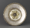 Gaston Fébus, prince Soleil : Hanap du trésor de Gaillon : médaillon au pélican, Paris, 1ère moitié du XIVe siècle, Argent martelé, doré et émaillé, 11,4 x 8,6 cm, Paris, Musée national du Moyen-Âge – musée de Cluny © RMN / Jean-Gilles Berizzi