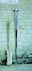 Tenir, debout : Yazid Oulab. Alif. 2009, clou en inox, 257 x 30 cm. Collection privée, Courtesy Galerie Éric Dupont, Paris.