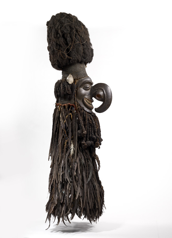 Kanak, l'art est une parole : Masque. Plumes, fibres végétales torsadées et tressées, cheveux, bois sculpté, pigments, 182 x 55 x 38 cm.