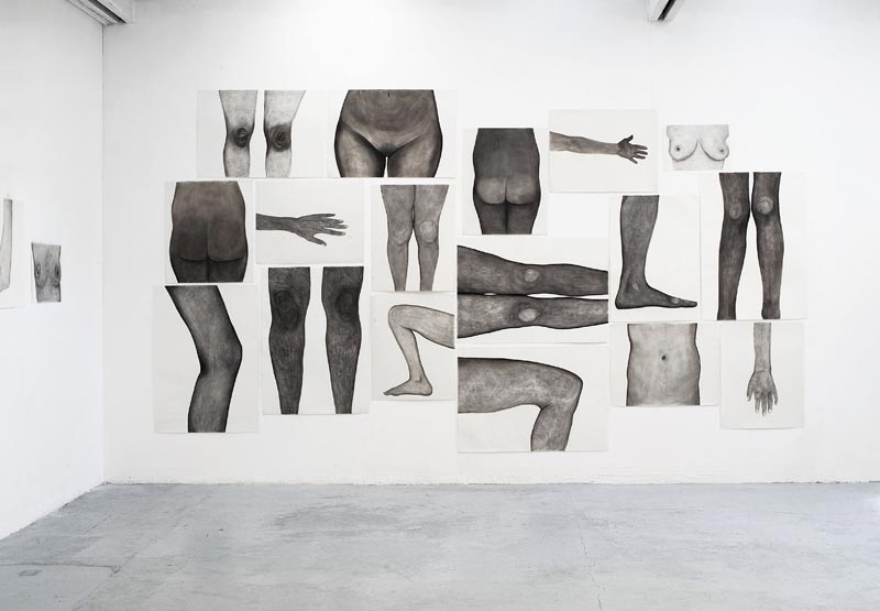 Frédérique Lucien - Introspectives : « Anonyme », 2010, fusain sur papier, vue de l’atelier de l’artiste, crédit photographique : Alberto Ricci