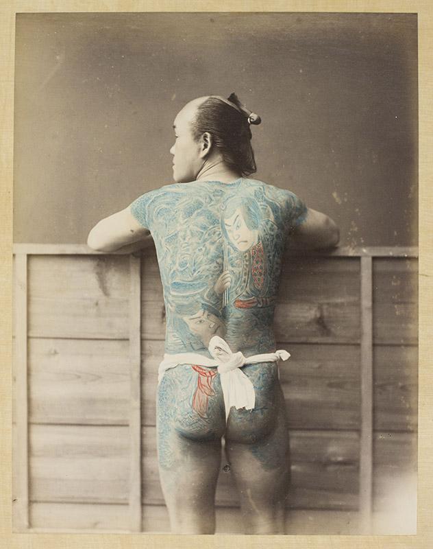 ARAKI :  Yokohama shashin - Palefrenier tatoué vu de dos, 1870-80. Épreuve à l’albumine sur papier. Musée national des arts asiatiques – Guimet © Musée national des arts asiatiques – Guimet