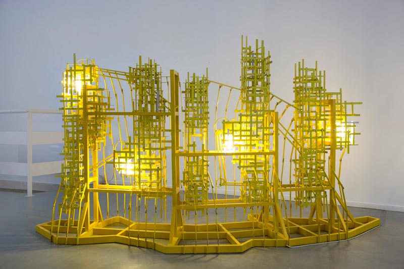 Clément Bagot – Traversée d’espace : Etalon, 2010 Bois, doubles mesures, lampes articulées Courtesy Galerie Eric Dupont, Paris