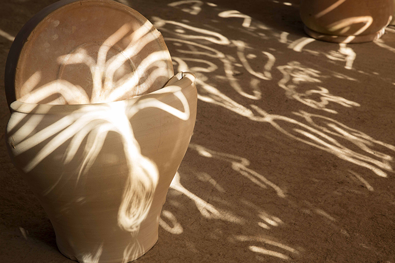 Miquel Barceló. Sol y sombra : Jeu de lumière sur le sol à travers la fresque sur argile de la verrière de l'atelier de Vilafranca. Agusti Torres © ADAGP, Paris, 2016
