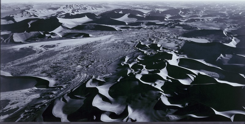 Les inconnus dans la maison : Bukhard Namibie 2000 Photographie en noir et blanc 122x247,3 cm collection du Frac Franche Comté 