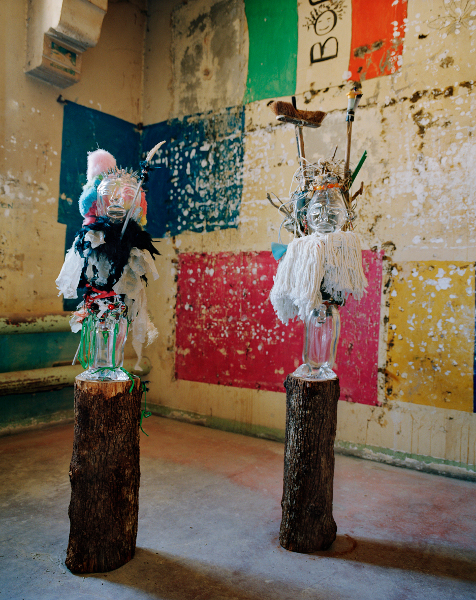 La disparition des lucioles - Collection Lambert en Avignon : Pascale-Martine Tayou. «She». 2007, sculpture en cristal, matériels variés, socle en bois. Collection Enea Righi. ©