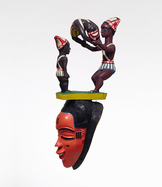 À la découverte des maîtres sculpteurs de la Côte d'Ivoire : Sabu bi Boti. Masque zaouli avec figurine. 1975, h 61 cm, Côte d'Ivoire, centre du pays gouro, Tibeita. Provenance : Eberhard Fischer, collecté en 1975