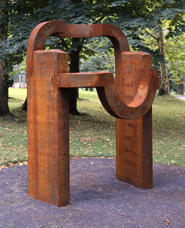 Rétrospective Eduardo Chillida : Arco de la Libertad, 1993, acier, 297 x 205 x 207 cm © Adagp, Paris 2011