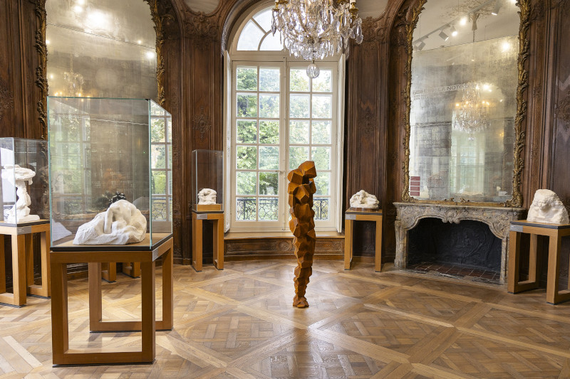 Antony Gormley. Critical Mass. : COMPACT, 2017, Fonte, Vue de l’installation au musée Rodin © Agence photographique du musée Rodin - Jérome Manoukian