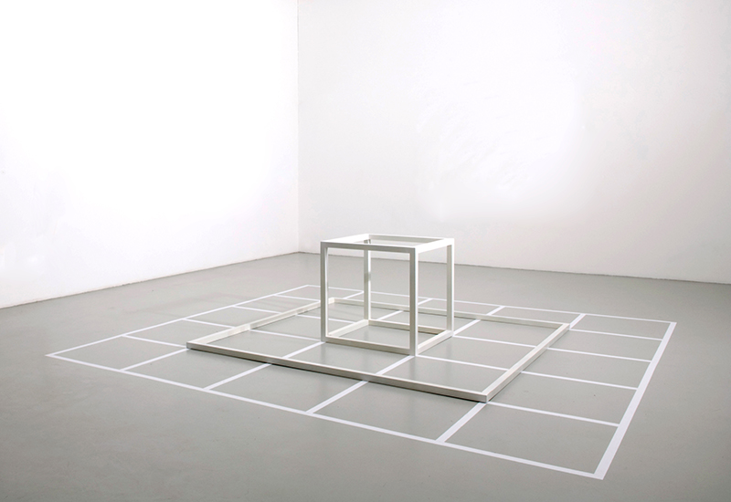 « Diverses sont les lignes de la vie... », Hölderlin : Sol Lewitt - Installation, structure blanche en métal à l'espace de l'art concret de Mouan Sartoux, 2016. 