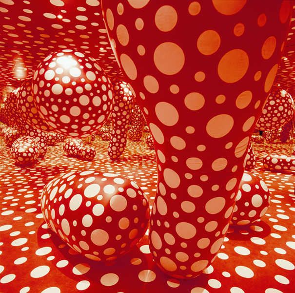 La vie des formes : Yayoi Kusama, Dots Obsession, 1998 Installation 600x600x200 cm les Abattoirs, Toulouse