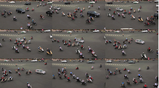 Chorégraphies suspendues : Etudes sur la circulation à Saigon, Passage of the mass, 2014, vidéo HD, 16:9, 7.39 min., couleur, son, Courtesy de Lena Bui
