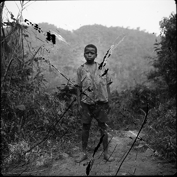 Louis Jammes : Jeune Pygmée chassé de la forêt primaire, source du Nil. 200 x 200 cm. Ouganda 1996.