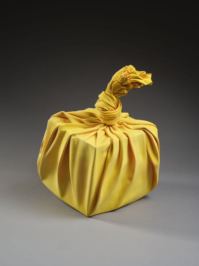 Toucher le feu. Femmes céramistes au Japon : Tanaka Yu, Sculpture jaune en forme de furoshiki noué autour d'un cube, 2020, Grès à glaçure mate