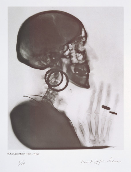 Meret Oppenheim – Rétrospective : Meret Oppenheim, Radiographie du crâne de M. O. (M. O. 1913-2000) / Röntgenaufnahme des Schädels M. O. (M. O. 1913-2000), 1964. Photographie noir et blanc ; 20 ex. ; 25,5 x 20,5 cm. Collection privée, Berne. Photo : Peter Lauri. © Adagp Paris, 2014. 
