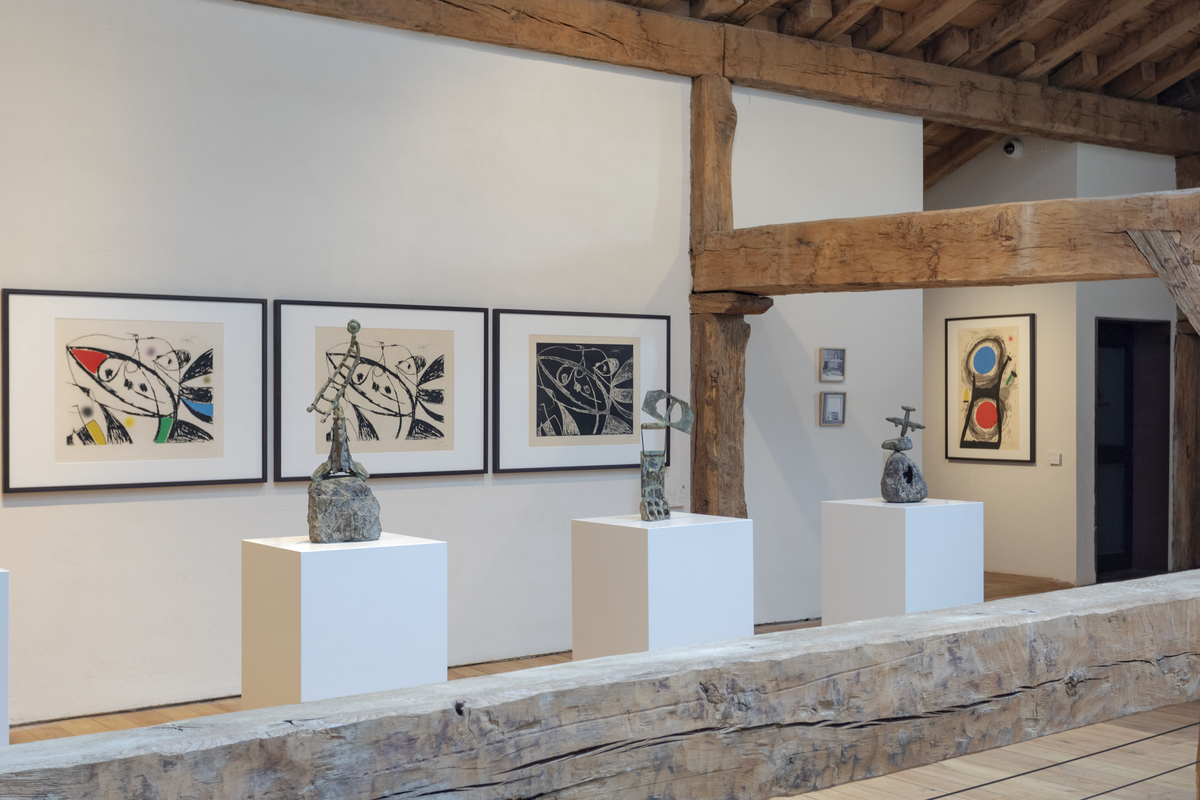 Miró à Zabalaga. : Vue de l’exposition Miró à Zabalaga, Chillida Leku, Hernani, 2022.