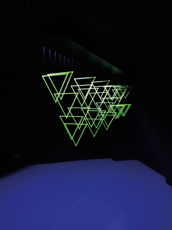 Mouvement et Lumière #2 : Elias Crespin. TriAlineados Fluo Vert. 2016, plexiglas, nylon, moteurs, ordinateur, interface électronique, 27,5 x 248 x 24 cm. © Courtesy Elias Crespin.