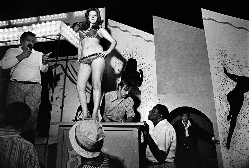 Susan Meiselas - Médiations : Susan Meiselas Lena juchée sur sa caisse, Essex Junction, Vermont, 1973. Série Carnival Strippers, 1972-1975 © Susan Meiselas/Magnum Photos