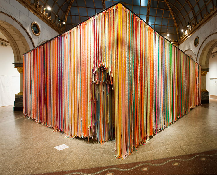 Intense proximité – Triennale 2012 : Nicholas Hlobo Ndize, 2010 Caoutchouc recyclé, tissu, ruban, argile blanche Courtesy de Stevenson Gallery, Johannesburg, Capetown et de l’artiste 