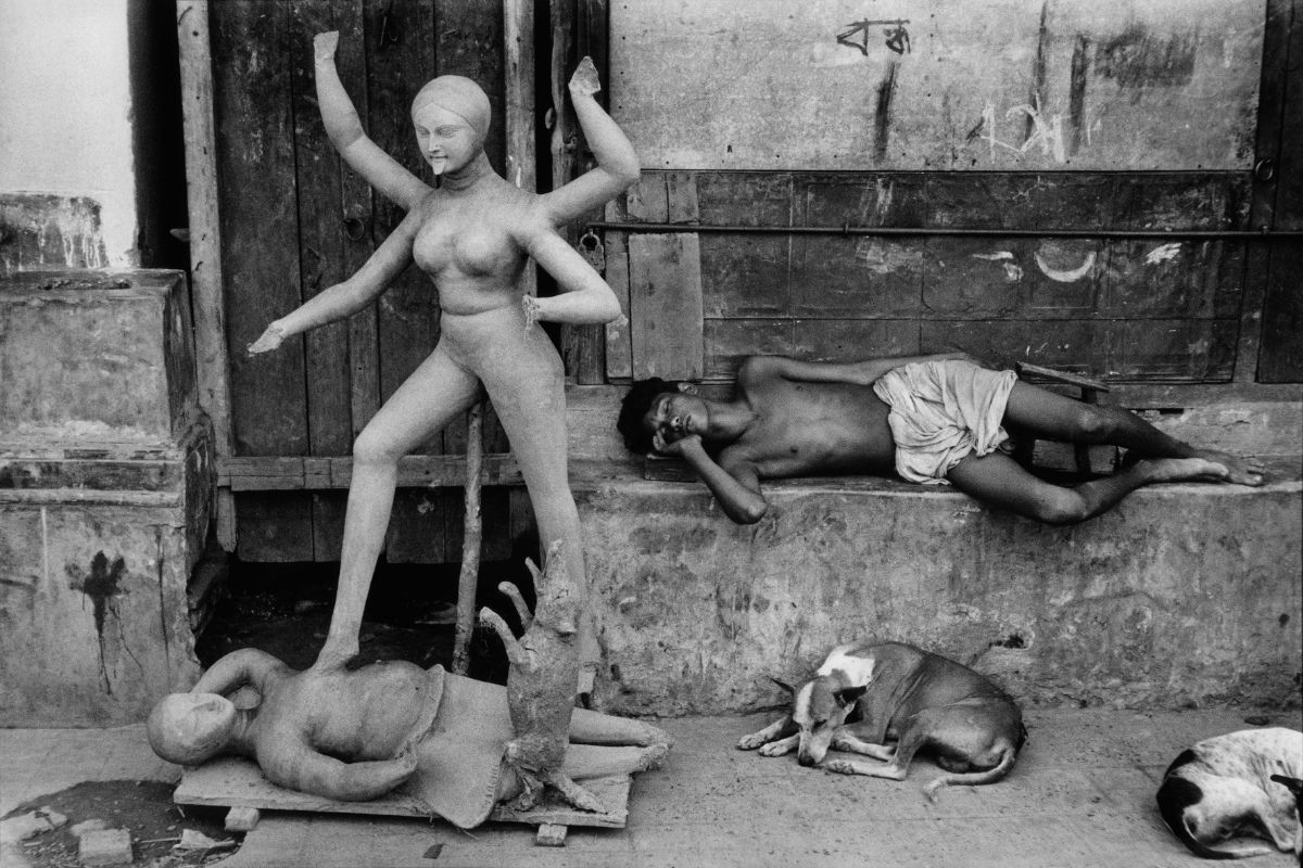 Marc Riboud. Histoires possibles : Préparatifs du festival de Kali à Calcutta Inde, 1956 © Marc Riboud / Fonds Marc Riboud au MNAAG