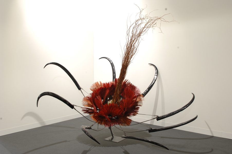 Sculptrices : Rina BANERJEE, Beastly flower, 2009, Structure métallique, plumes, plastique, bois, tissu, coquillages, 280 x 260 cm, Courtesy Galerie Nathalie Obadia, Paris-Bruxelles.