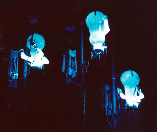 Takis. Champs magnétiques : Vassilakis Takis. Méduse. 1963, électro aimant avec lampe à vapeur de mercure, 220x60x40 cm. Paris, musée national d'Art moderne Centre Georges Pompidou. © Centre Pompidou © ADAGP 