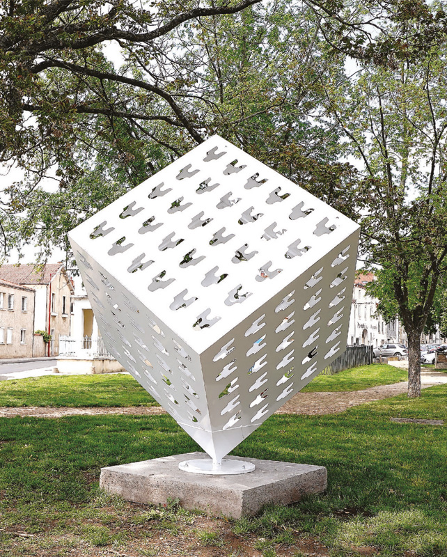 Jordi. Sculptures : Jordi. Le White cube. Acier thermolaqué, 260 x 260 x 260 cm. Vue de l’installation au square René-Belmont, Issoire, 2023.