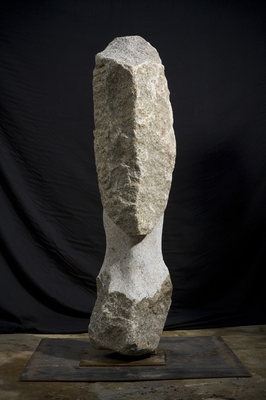 Denis Monfleur – L’œuvre granit : Le florentin . 2008, granit et acier, 160 x 100 x 100 cm. ©Francis Hammond 