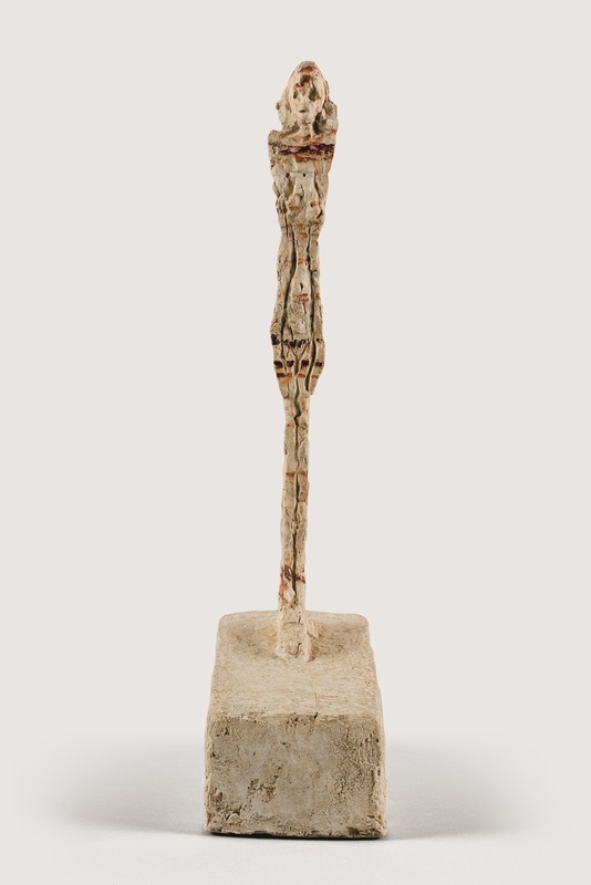 Giacometti et l'Egypte Antique : Alberto Giacometti Figurine au grand socle c. 1955 Plâtre peint 39,2 x 9,2 x 20,5 cm Fondation Giacometti © Succession Alberto Giacometti (Fondation Giacometti + ADAGP, Paris) 2021