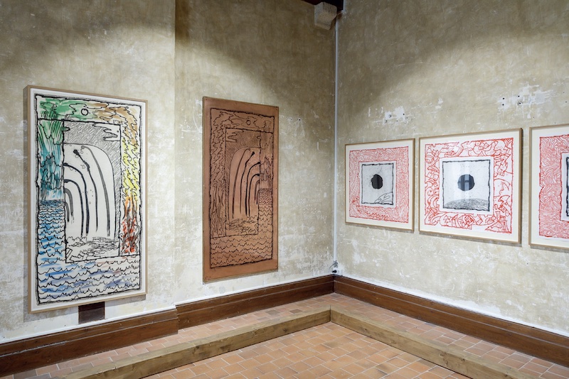 Saison d'Art 2023 : Vue de l’exposition de Pierre Alechinsky, Alechinsky à l’imprimerie, galeries hautes du château, Domaine de Chaumont-sur-Loire, 2023.