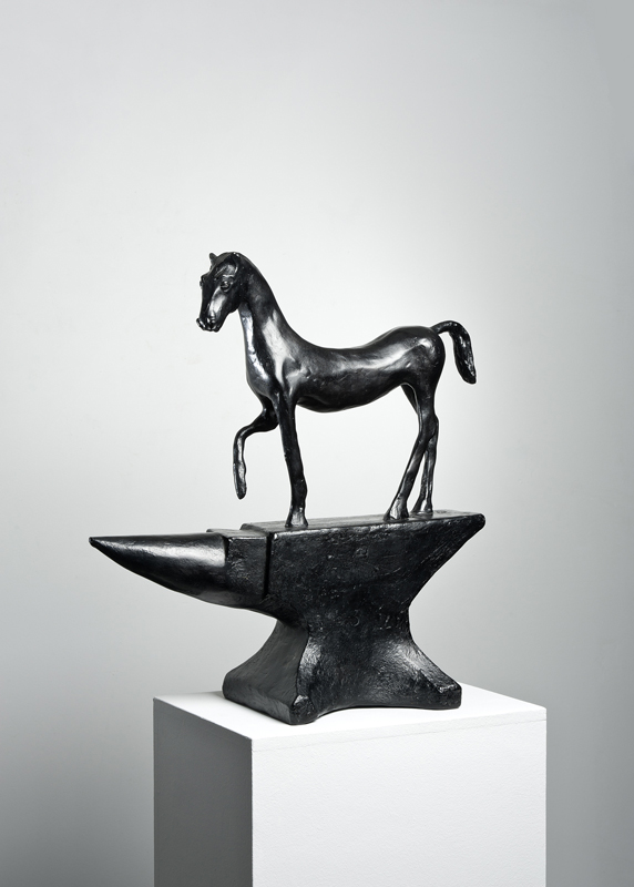 Barry Flanagan – Chevaux et compagnie : Barry Flanagan Horse on Anvil, ed. 6/8, 2001 Bronze, édition de 8 + 4 AP 55,2 x 50,8 x 21 cm, Courtesy Galerie Lelong / Photo Fabrice Gibert