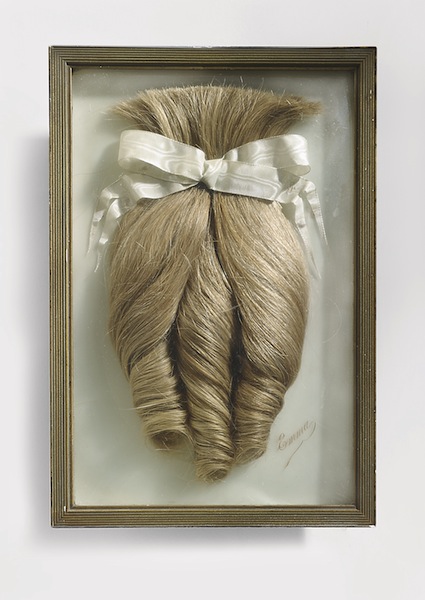 Cheveux chéris, Frivolités et trophées : EMMA. VERS 1900. CHEVEUX, RUBAN, VERRE. 25,6 X 17,2 X 2,5 CM. ©COLLECTION  JEAN-JACQUES LEBEL