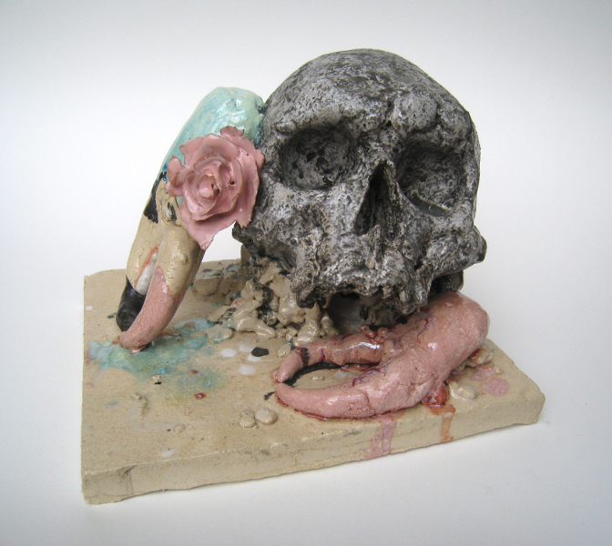 Raynald Driez, Valota et Abbas Bani Hasan. Lames de fond : Raynald driez. Crâne aux pinces, 2015 Céramique 40 x 45x 48 cm  