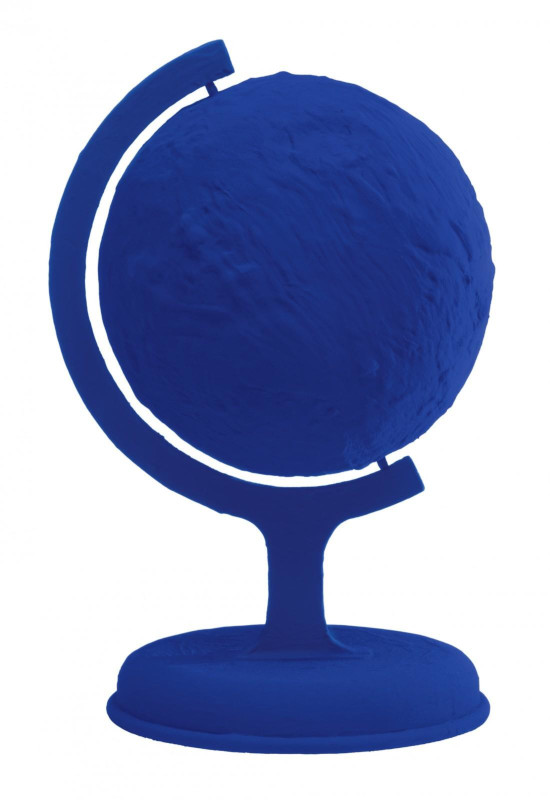 L’Univers sans l’Homme, les arts en quête d’autres mondes : Yves Klein Globe terrestre bleu (RP 7) Édition posthume de 1988, pigment pur  et résine synthétique sur plâtre,  36 x 21,5 x 19,5 cm  Collection particulière © Succession Yves Klein c/o ADAGP,  Paris, 2023