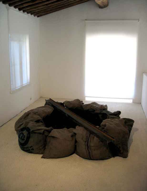 Le monde de Bernar Venet - Venet in context : Jannis Kounelis, Sans titre, 2005, sacs de charbon, 44 x 212 x 280 cm. © Jannis Kounellis