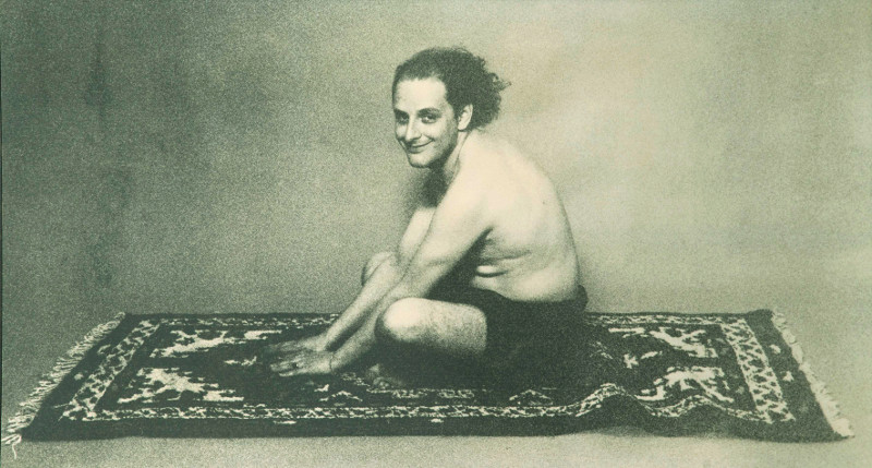 Tapis volants : Urs Luthi. Autoportrait sur un tapis volant. 1976, photographie sur toile.