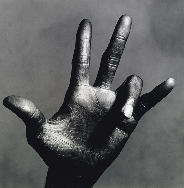 Irving Penn – Resonance : The Hand of Miles Davies (C), New York, 1986  Copyright © by The Irving Penn Foundation 