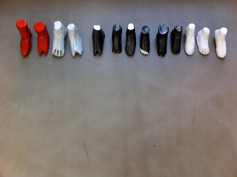 Françoise Pétrovitch : Petits pieds, 2005 Ensemble de 13 céramiques émaillées (H. 6 x l. 9 par pied) x L. 110 cm