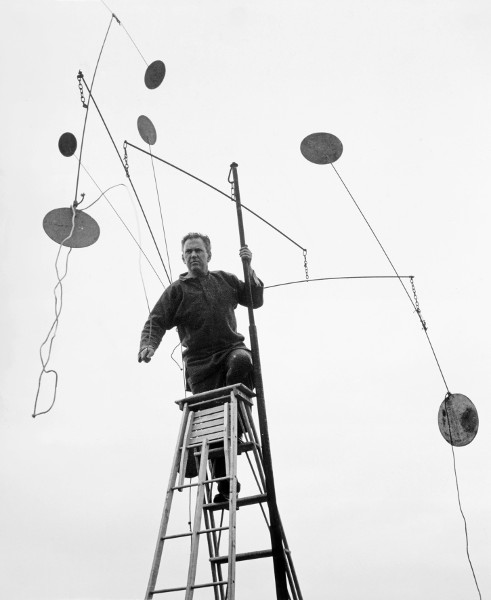 Alexander Calder – Arbres, Désigner l’abstraction : Alexander Calder pendant le montage de Nine Discs (1936) à Roxbury, CT, 1938 Calder Foundation, New York © 2013, Calder Foundation, New York / ProLitteris, Zurich Photo: Herbert Matter