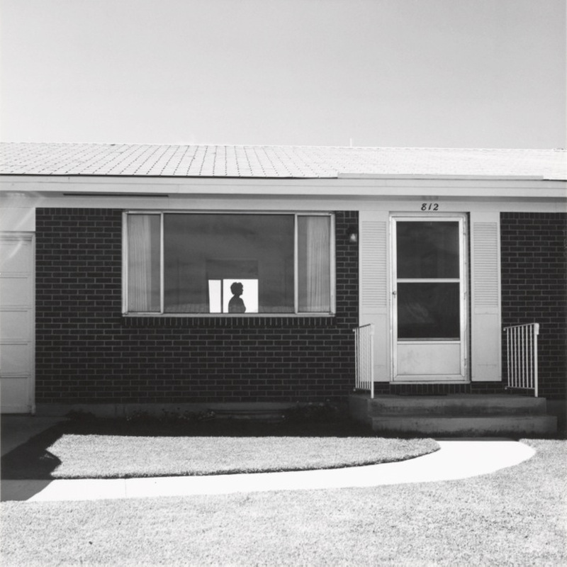 Robert Adams- L'endroit où nous vivons : Robert Adams, Colorado Springs, Colorado, 1968. Gelatin silver print. 5 15/16 x 6 in., (15.1 x 15.2 cm). Yale University Art Gallery, Purchased with a gift from Saundra B. Lane, a grant from the Trellis Fund, and the Janet and Simeon Braguin Fund