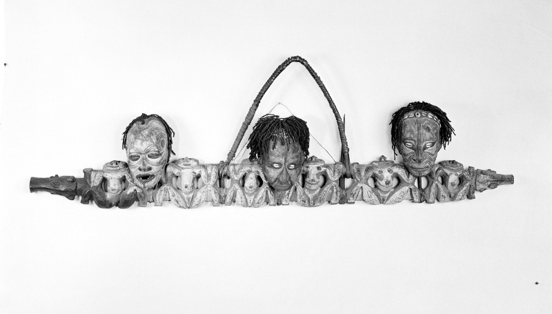 Sepik. Arts de Papouasie-Nouvelle-Guinée : Frise de façade et crâne surmodelés © musée du quai branly