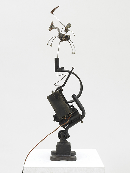 Jean Tinguely. '60s : Vive la Muerta. 1963, socle en acier, métal, jouet à ressorts, moteur électrique, 76 x 19 x 24 cm. Courtesy NCAF et Galerie GP & N Vallois, Paris. Photo : André Morin