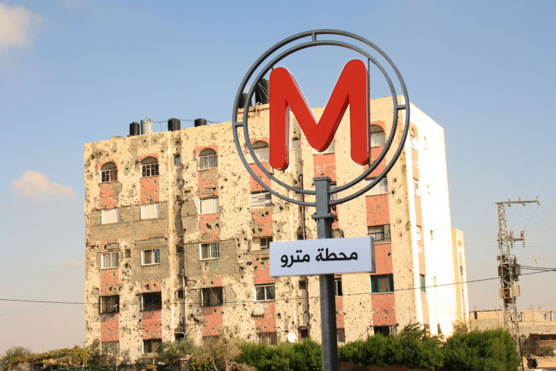 Ce que la Palestine apporte au monde : Mohamed Abusal. Un métro à Gaza. 2011, tirage collé sous Plexi brillant, 80 x 120 cm.