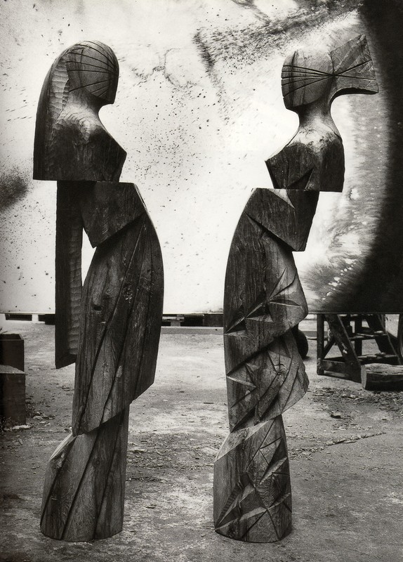 Nicolas Alquin – Bois et dérivés : Nicolas Alquin, Visitation 2005, bois, 225 x 50 x 50 cm, Photographe Mathilde de Torhout, Collection particulière