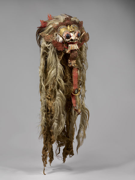 Les Maitres du désordre : Masque de bois polychrome blanc, noir, rouge et or, représentant le personnage mythique de la 